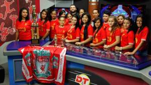 El equipo de Liverpool posando con sus trofeos del campeonato femenino. Fotos Neptalí Romero.