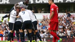 La alegría de los jugadores del Tottenham tras empatarle al Liverpool. Fotos AFP.