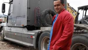 Edward Mejía posa de forma orgullosa con el cabezal que día a día conduce para ganarse el pan para sobrevivir. FOTO: Delmer Martínez