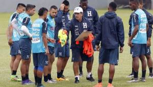 La Selección de Honduras realizó bajo una leve llovizna el primero de sus dos entrenos de este martes. Fotos Delmer Martínez