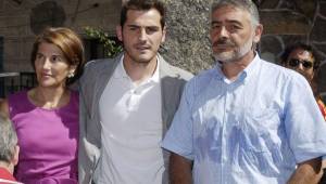 Iker Casillas junto a sus padres con quien desde el 2010 no tiene la mejor relación por un problema legal.