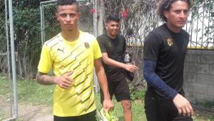 El jugador de Marruecos Noah Sadaoui, al terminar su primer entrenamiento con el Real España junto a Kevin Hernández, quien le ayuda en la traducción.