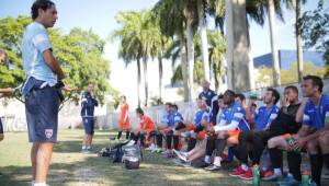 Alessandro Nesta es el entrenador del Miami FC y Hendry Thomas espera la oportunidad de quedarse. Fotos cortesía Facebook Miami FC.