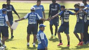 Jhony Palacios junto al resto de sus compañeros en la práctica co Honduras este martes. Fotos Delmer Martínez.