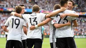 Mario Gomez celebra el gol de Alemania anotado en el primer tiempo. Alemania cierra con 7 puntos.