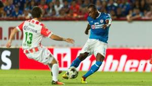 Jofre Guerrón quiso anotar en reiteradas ocasiones el gol del Cruz Azul pero no pudo.