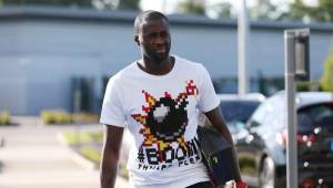 Touré Yaya sorprendió a propios y extraños presentándose con esta llamativa camiseta.