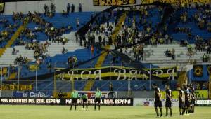 La Megabarra dedicó aplausos y un listón negro al miembro Gerson Rodríguez Coello, quien fue asesinado a balazos el jueves en Choloma. Foto Neptalí Romero