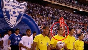 Momentos cuando el árbitro mexicano Marco Antonio Rodríguez salía a la cancha del Olímpico de San Pedro Sula para el duelo Honduras y México. Foto Archivo DIEZ