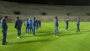 Los jugadores de Honduras caminaron a lo largo y ancho del césped del estadio Bicentenario donde este viernes enfrentará a la Argentina de Messi. Foto @FenafuthOrg