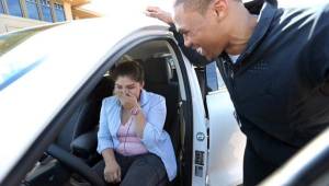 Kerstin Gonzáles recibiendo el automóvil de Russell Westbrook, base del Thunder de Oklahoma City.