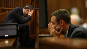 Oscar Pistorius no aguantó la descripción de los médicos forenses. (Foto: AFP)