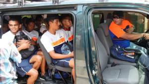 ¡Nos vamos! Antes de salir de viaje, el profesor Bu se asesora que todos vayan cómodos en el autobús. Fotos Neptalí Romero.