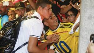El jugador colombiano llegó el viernes en horas de la mañana a Barranquilla con el resto del equipo tras su el juego ante Paraguay.