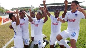 Los jugadores de Olimpia celebran uno de los goles ante Real Sociedad.