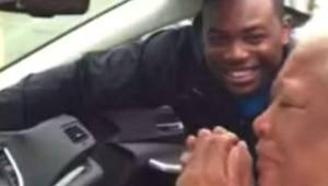 La abuela de CJ Anderson se vio sorprendida al ver el auto que le regaló su nieto.