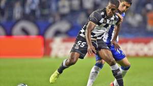 Barayan Beckeles disputando el balón con un contrario. (Foto Cortesía)