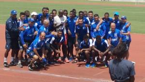 Jugadores y cuerpo técnico de Honduras se tomaron una fotografía con el nueve veces medallista de oro en Juegos Olímpicos, Carl Lewis.