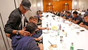 Neymar durante la visita que hizo a sus amigos en la concentración de Brasil.