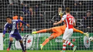 Andy Najar logró vencer al portero del Arsenal, al final su equipo terminó cayendo.