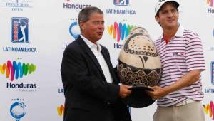 Matt Delaney, director de torneos del PGA, entregándole el trofeo al venezolano Felipe Velásquez.