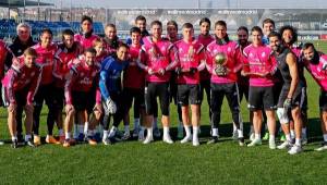 Los jugadores del Real Madrid posaron con el premio obtenido por Cristiano Ronaldo y sus compañeros. Foto Real Madrid