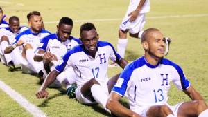 El festejo con el famoso trencito de los seleccionados de Honduras tras anotar el 3-1 ante Trinidad y Tobago. Foto / Diez Delmer Martínez.