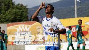 El mediocampista Víctor Moncada celebra el gol con el que Honduras Progreso está venciendo 1-0 al Juticalpa en El Progreso. Foto DIEZ Neptalí Romero