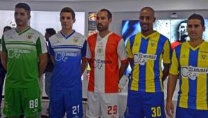 Los jugadores del Uniao Madeira lucen con orgullo el nuevo patrocinador del club, la marca del delantero Cristiano Ronaldo. Foto footyheadlines.com