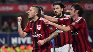 Las anotaciones del Milan fueron obra de Ménez con un doblete y Zaccardo.