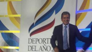 Jorge Luis Pinto al momento de recibir el premio en Colombia.