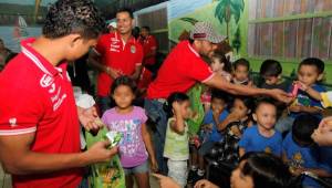 Los jugadores fueron muy bien recibidos por los niños del Hogar.