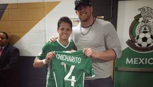 El jugador de la NFL, J.J. Watt, agradeció al 'Chicharito' por regalarle su camisa tras el juego ante Venezuela. Foto @JJWatt