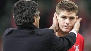 Mourinho lamenta no haber tenido en su equipo al mediocampista Steven Gerrard.