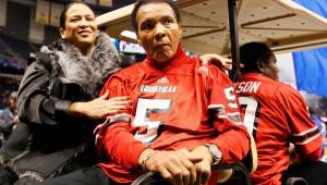 Muhammad Ali estuvo presente en el Sugar Bowl del 2013 que disputaron Florida y Louisville. Foto AFP