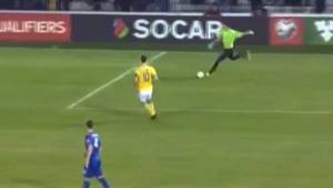 El portero de Moldavia en su afán de alejar el balón terminó estrellándola en la cabeza de Ibrahimovic y se fue adentro.