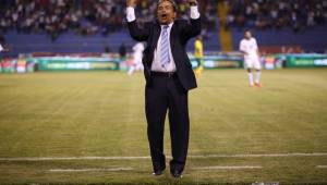 Jorge Luis Pinto celebra el empate de Honduras ante Sudáfrica en amistoso disputado en el Olímpico.