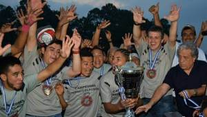 El hondureño Luis Rodas levantando el trofeo con el Deportivo Carchá. (FOTO: Petén Sport/Yimy Bá)