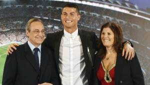 Florentino Pérez junto a Cristiano Ronaldo y su madre doña Maria Dolores dos Santos Aveiro. Foto AFP.