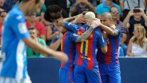 El festejo de los jugadores del Barcelona al golear al Leganés este sábado. Foto AFP.