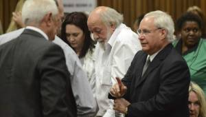 Barry Steenkamp (C) el padre de la modelo asesinada Reeva Steenkamp, reacciona después de conocer la la condena a Oscar Pistorius.