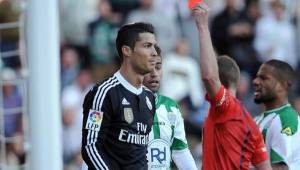 El jugador portugués le pegó una patada al futbolista del Córdoba antes de finalizar el partido.