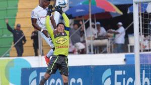 Quioto de cabeza marcó el primer tanto del Olimpia y Ricardo Canales reclamó una falta en el área pequeña. Foto Ronald Aceituno