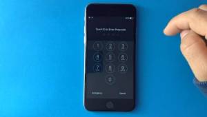 El video muestra como por medio de Siri pueden ingresar a un iPhone bloqueado.