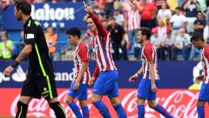 Fernando Torres y sus compañeros celebran a lo grande el triunfo de este sábado ante el Sporting de Gijón. Foto AFP.