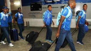 Momento en que los jugadores de Honduras iban a abordar el avión rumbo a Colombia. Fotos Diez / Delmer Martínez.