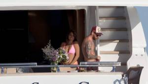 Messi junto a su esposa Antonella en un lujoso yate en Ibiza.