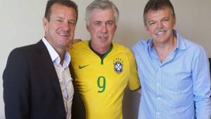 Carlo Ancelotti posando con la camiseta de Brasil con Dunga. (Fotos: Web de la CBF)