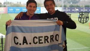 Messi junto al periodista uruguayo tras la entrevista.