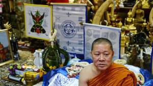 El budista Phra Prommangkalachan se mostró contento por el éxito del Leicester City. Fotos AFP